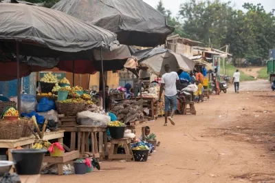 A street marketplace selling fruits and vegetables in N'Zianouan in Cote D'Ivoire